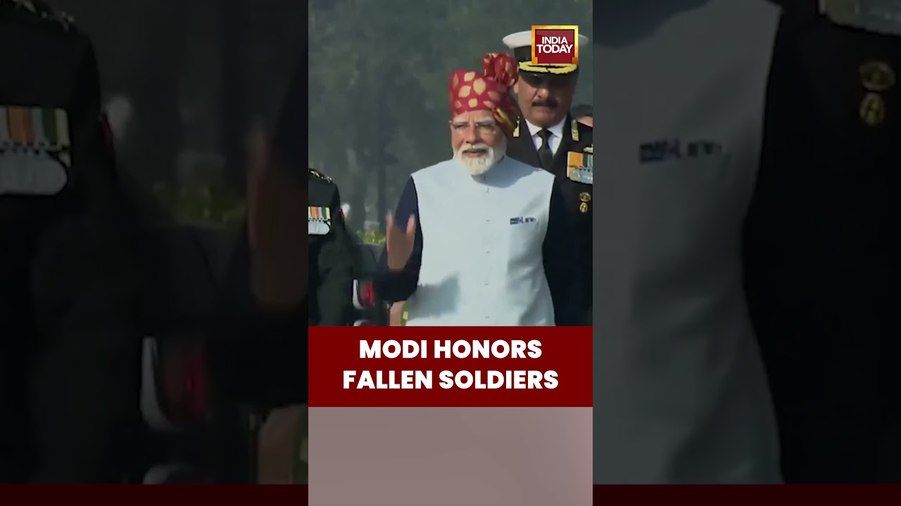 PM Narendra Modi Pays Tribute To Fallen Soldiers At National War Memorial | Republic Day 2026