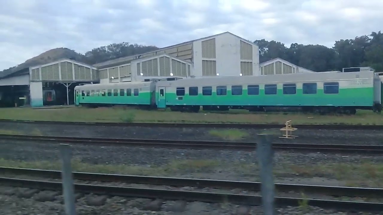 Trem saindo da Estação Pedro Nolasco.