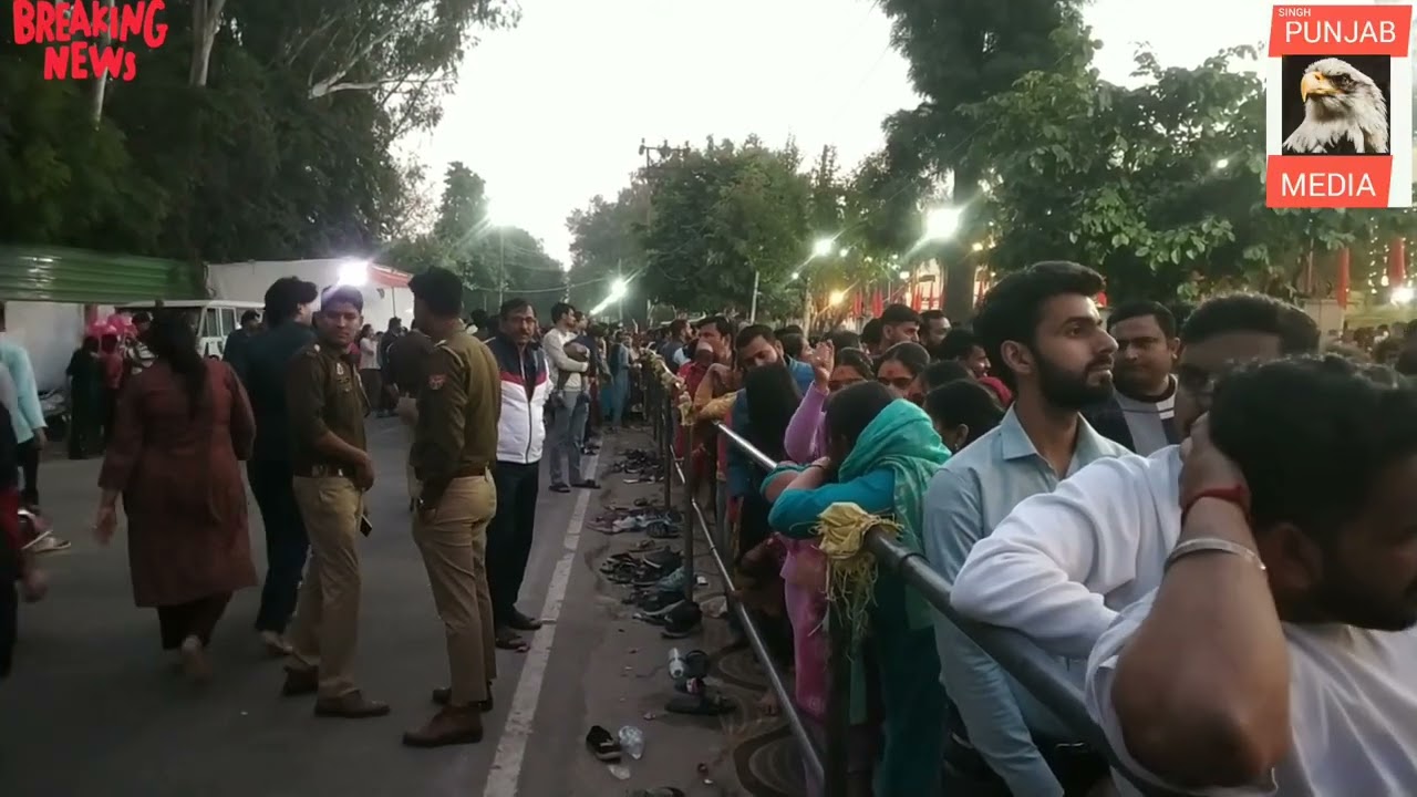 मेरठ :- महाशिवरात्रि पर मंदिर में श्रद्धालुओं की भारी भीड़, मंदिरों को सुंदर लाइटों व फूलों से सजाया