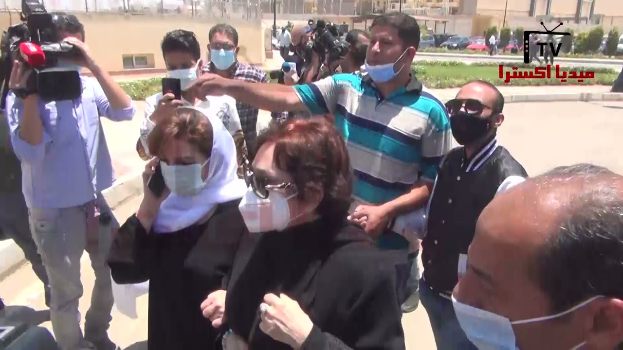 ريهام حجاج وإلهام شاهين وحماقى ووفاء عامر خلال وداع سمير غانم بمسجد المشير