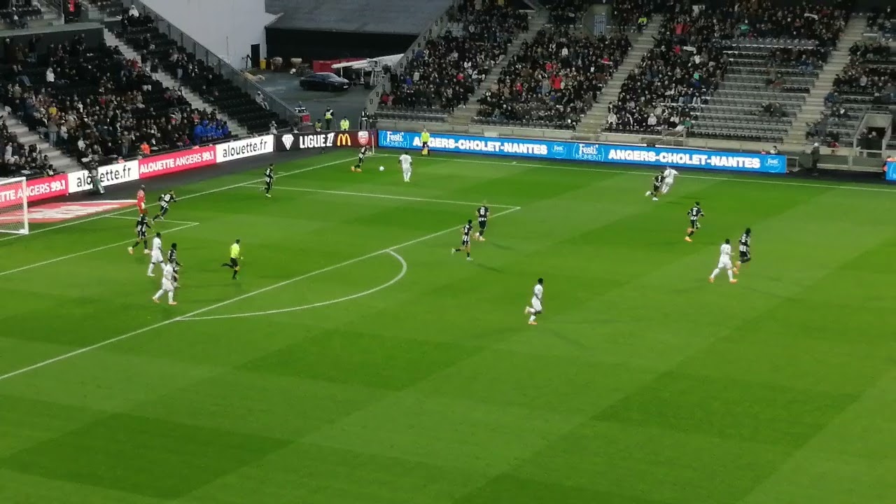 Hervé KOFFI détourne le penalty du lorientais. 