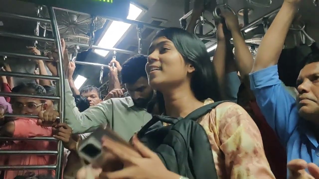 माठ घेऊनि माठावर तिची कंबर लचकली... भन्नाट गौळण एकदा बघाच