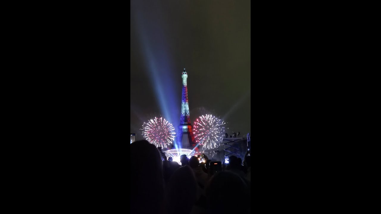 La Fête nationale française - Paris - Tour Eiffel - 14 juillet 2021 (Feu d'artifice)