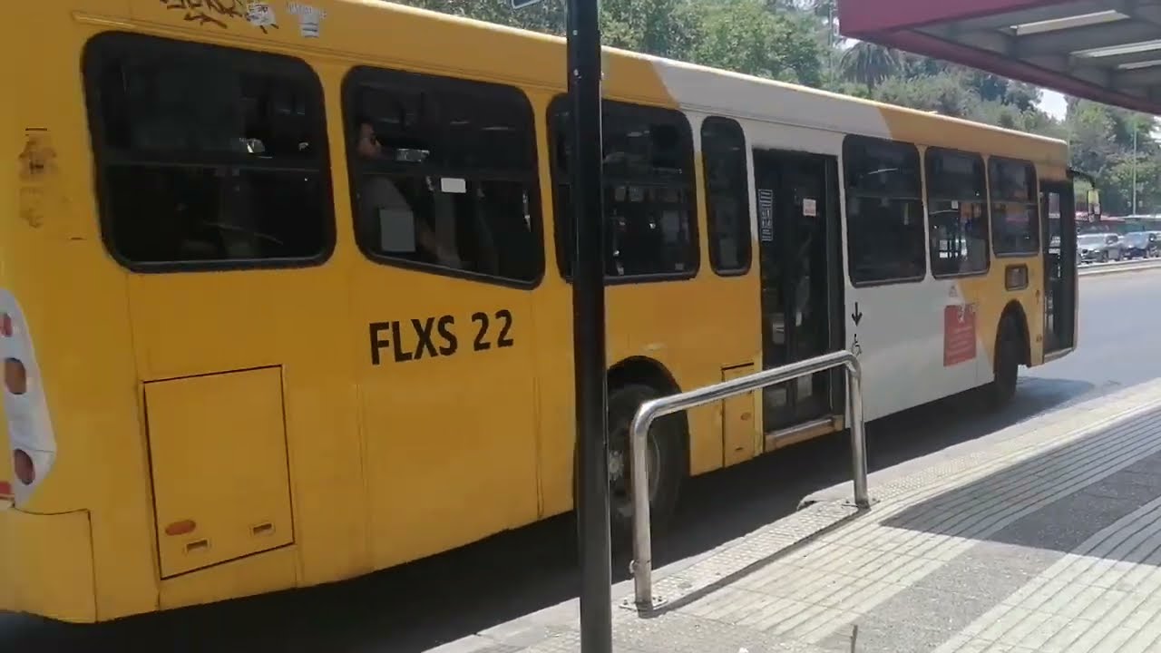 Bus Caio Mondego II amarillo. Recorrido B27 desde la Av. Independencia hasta a (M) Santa Lucía. 