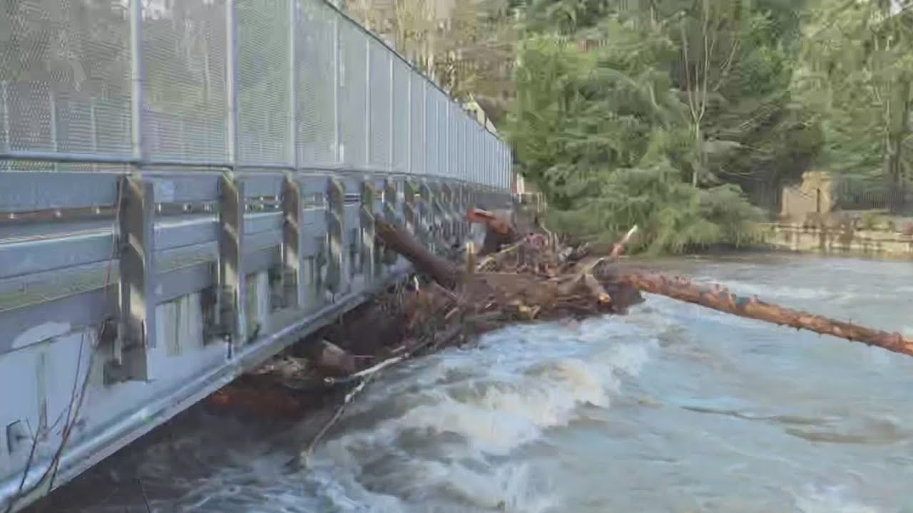 Evacuations in place around Clackamas County after flooding
