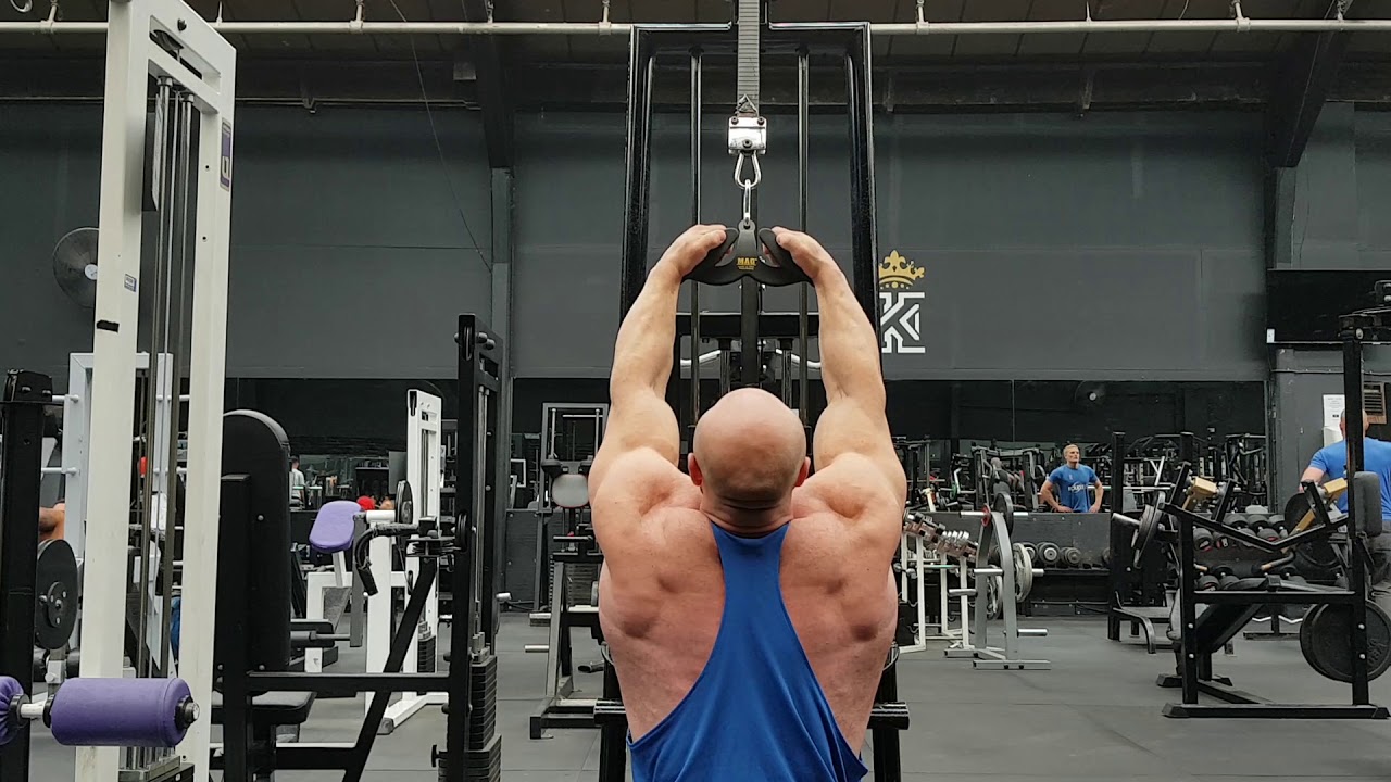 IFBB professional James Hollingshead using the narrow MAG grips 5 weeks out
