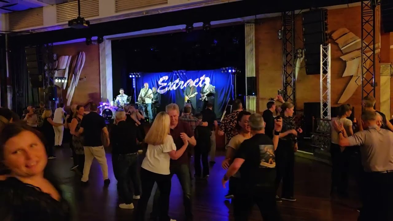 Extract.  Spelar. Riktigt bra band. Lyssna här..