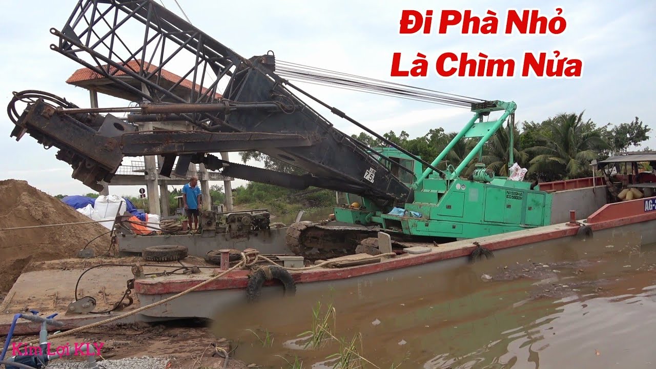 Xe Cần Cẩu Qua Sông Chưa Được 50m Như Phải Thuê Phà Gần 20 Triệu Để Qua.