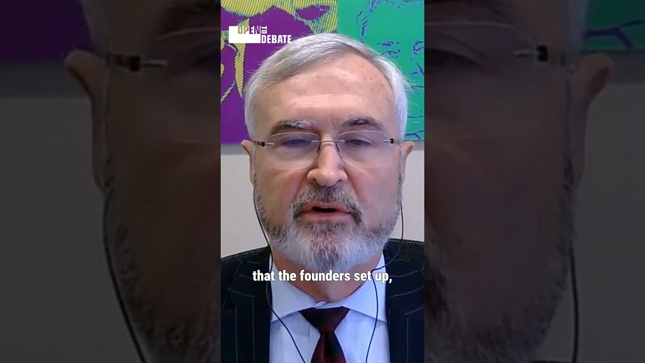 Стоит ли Конституция того, чтобы её чествовать, или достаточно просто изучать?