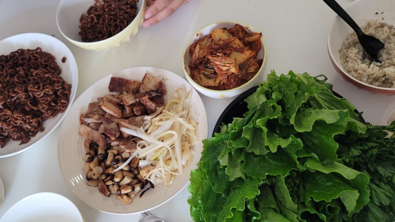 ครัวบ้านๆ ย่างหมู กับ มาม่าจาจัง