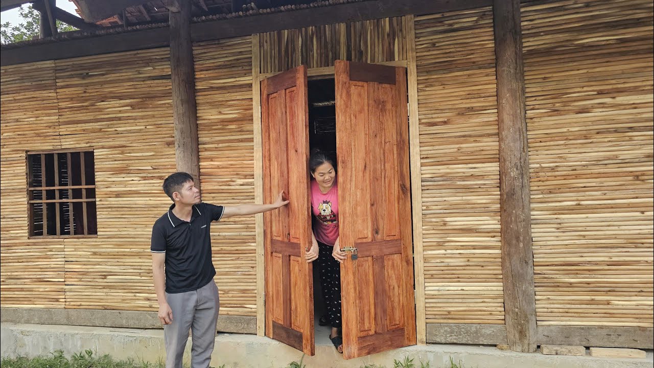 KONG & NHAT decided to make a new, safe and sturdy wooden door for the new house