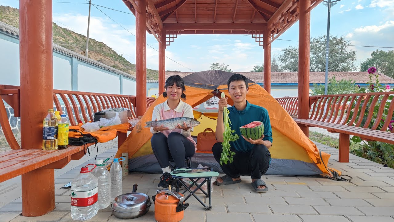 90後夫妻騎行甘肅，現已抵達武川鄉，晚上村委會露營做火鍋魚吃【周億發的旅行】