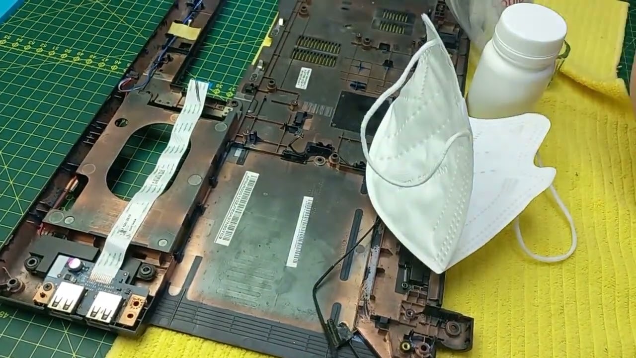 Acer E1-532-2674 com dobradiça muito quebrada e conector de áudio quebrado