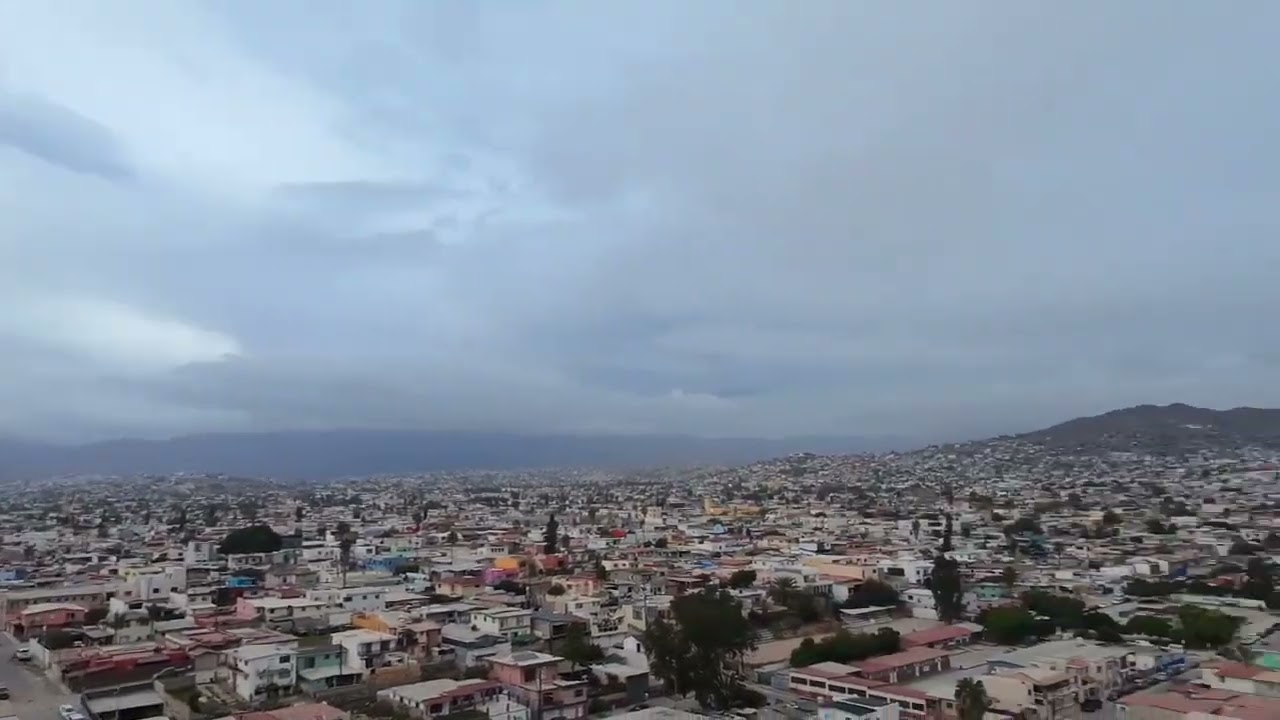 #skate...drone. le mando el dron a mi amigo de la casa al parque para gravarle unos trucos patinando