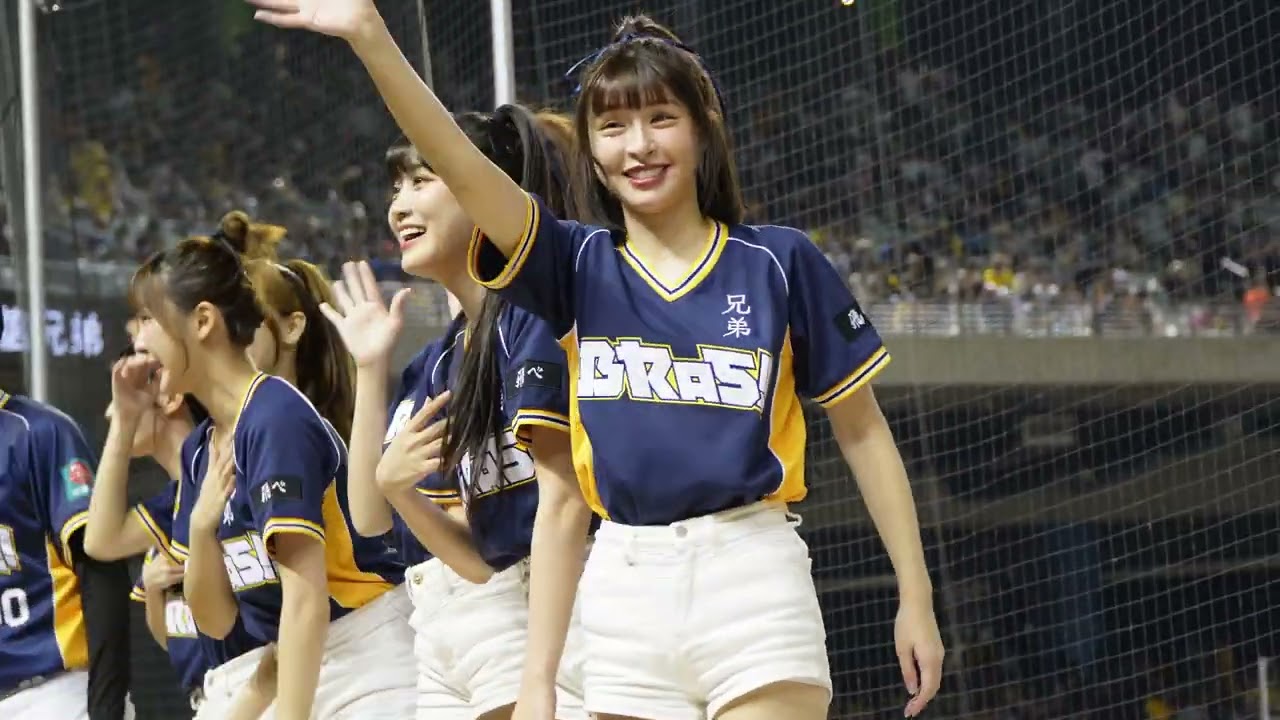 《4K》20250823排球少年主題日 峮峮又調皮了 差一點就親到邊荷律변하율 #峮峮 #山君 #黃山君 #邊荷律 #변하율 #cpbl #中信兄弟 #passionsisters