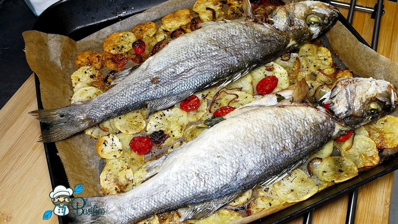 Spigola al forno con patate | Deliziosa e facile da preparare