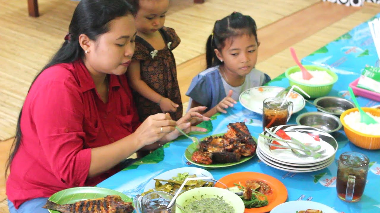 Wisata Kulinar Makan Ikan Patin Bakar di Palangka Raya bersama Shinta dan Shanti