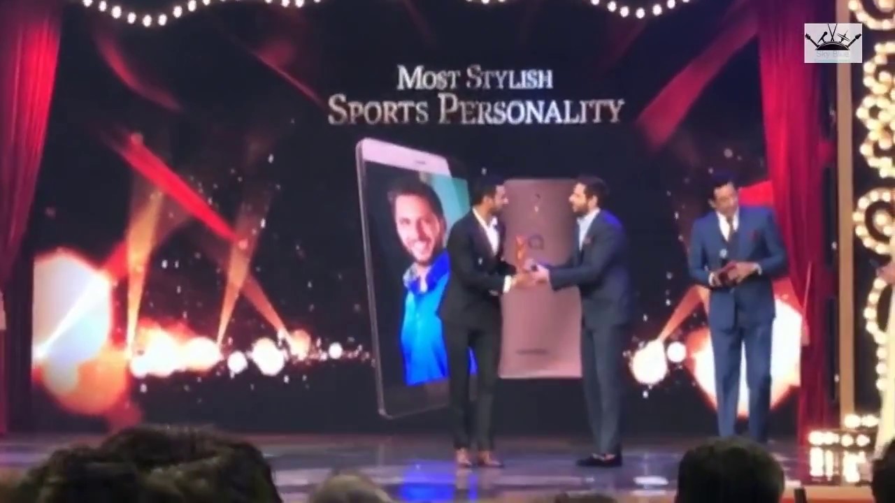 Shahid Afridi Gave His Award to Shoaib Malik At Hum Tv Style Award Show 2016