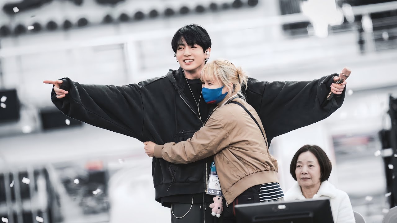 Чонгук удивлён! Участник BTS Чонгук не ожидал, что его мама появится на саундчеке во второй день.