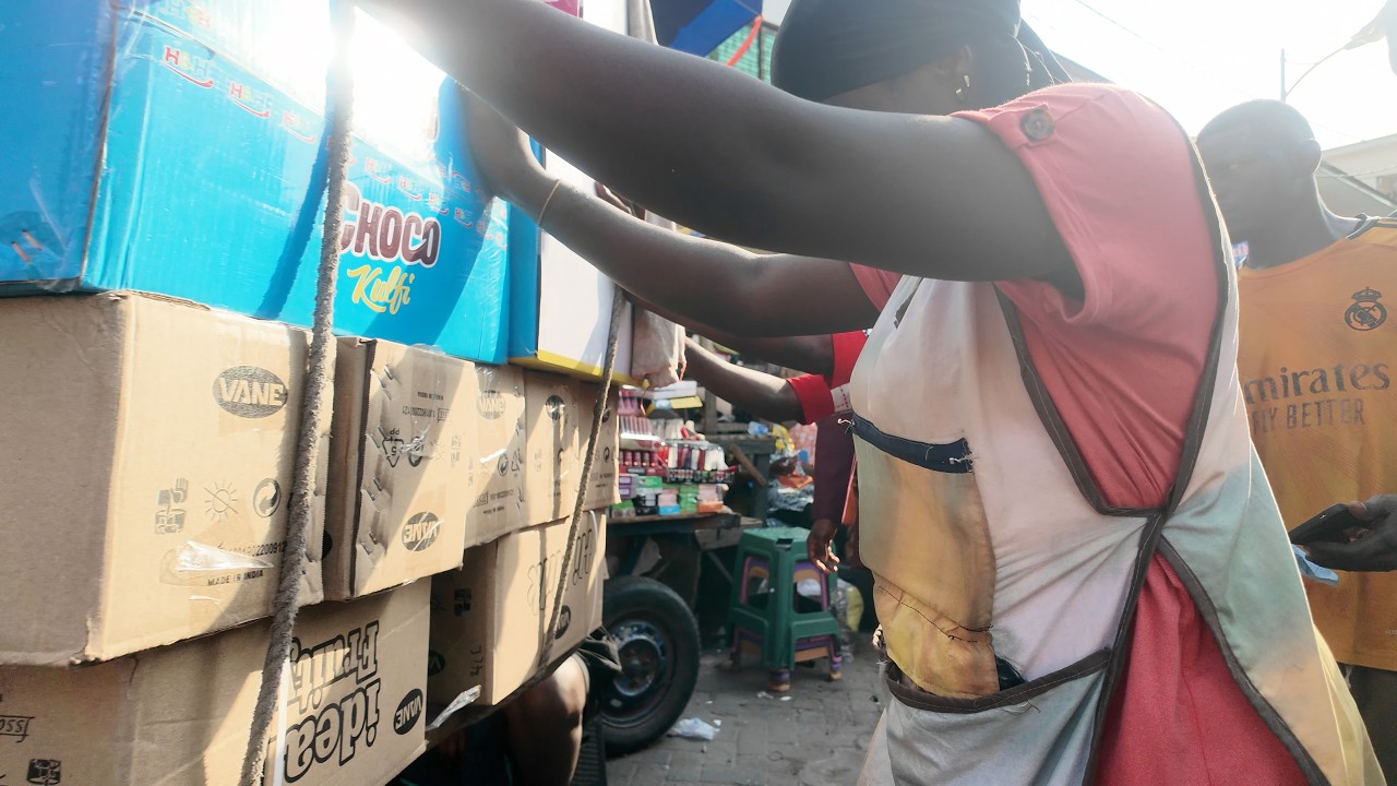 WOMEN WORK IN AFRICA MARKET GHANA ACCRA MAKOLA