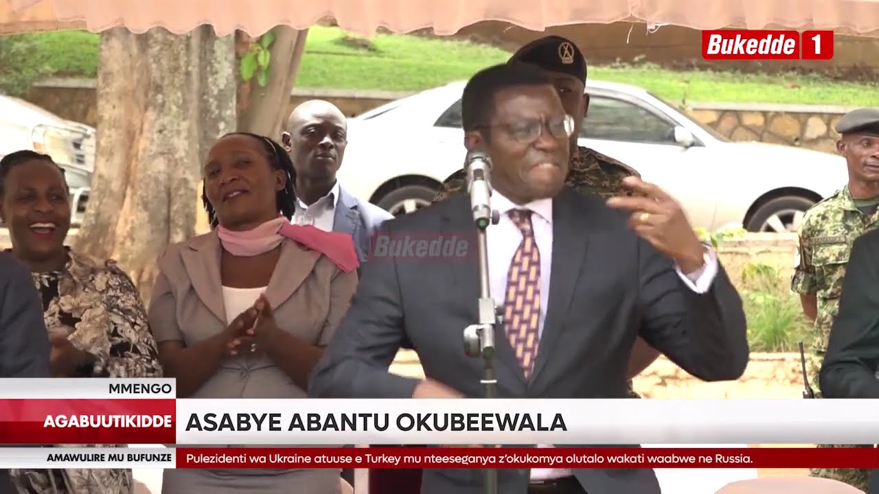 Katikkiro Charles Peter Mayiga asabye abantu okwewala okwesembereza abantu baayise ab’ebibagambo