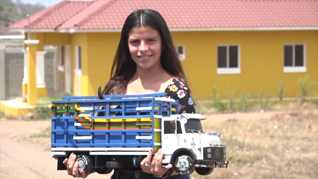 ¡Talentoso! Raúl Salgado elabora bonitas replicas de vehículos en el Valle de Jamastrán