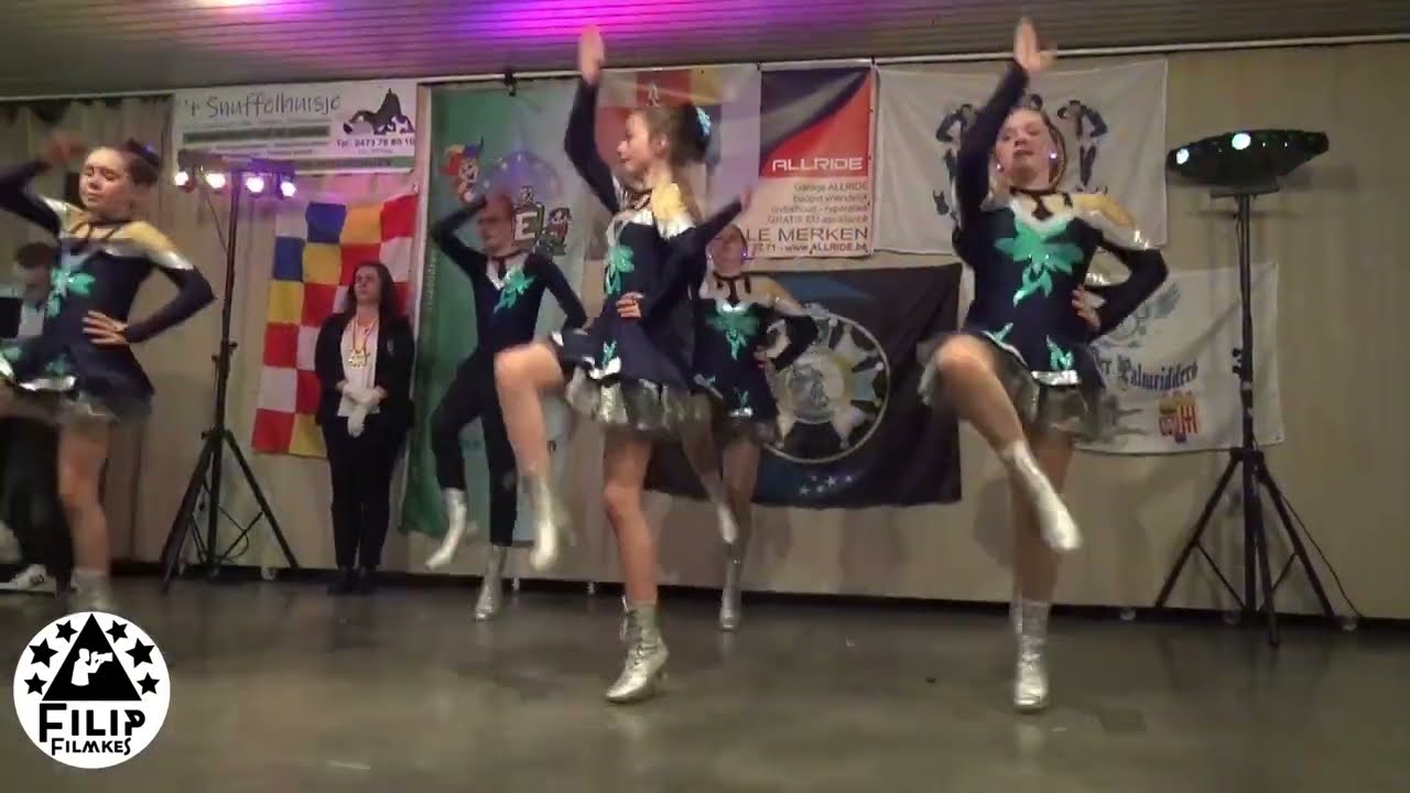 aftreden  van dansmariekes en dansjonkers van de  Kapelse leutemakers
