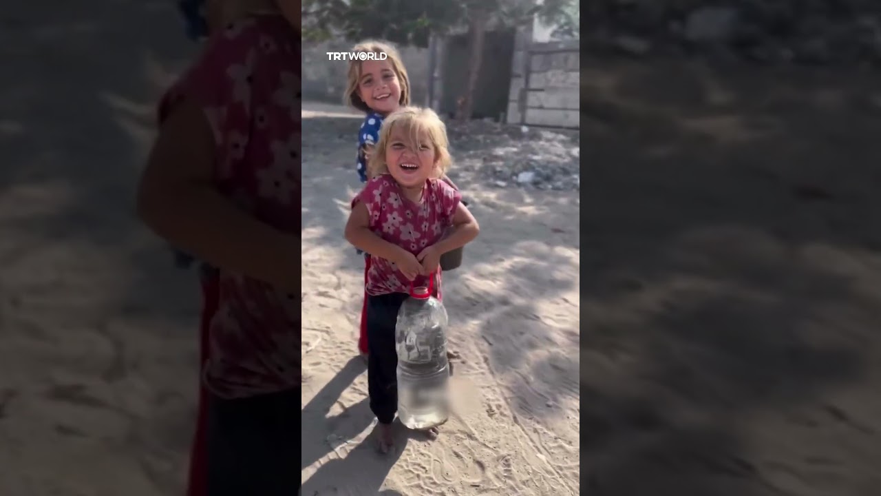 Palestinian children rejoice after finding water amid Gaza&rsquo;s dire shortages