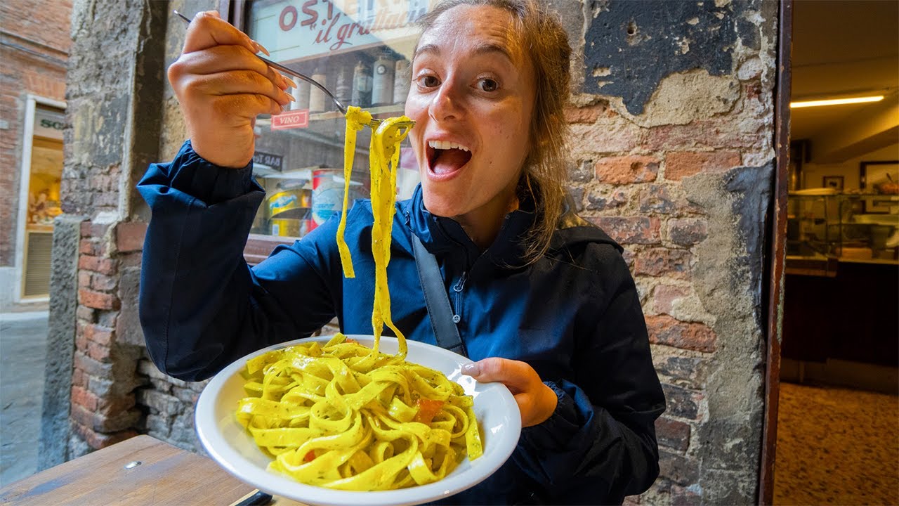 ИТАЛЬЯНСКАЯ УЛИЧНАЯ ЕДА в Тоскане 🇮🇹 1,5 кг флорентийского стейка + ПАНИНИ БЕЗУМИЕ в Сиене, Италия!!
