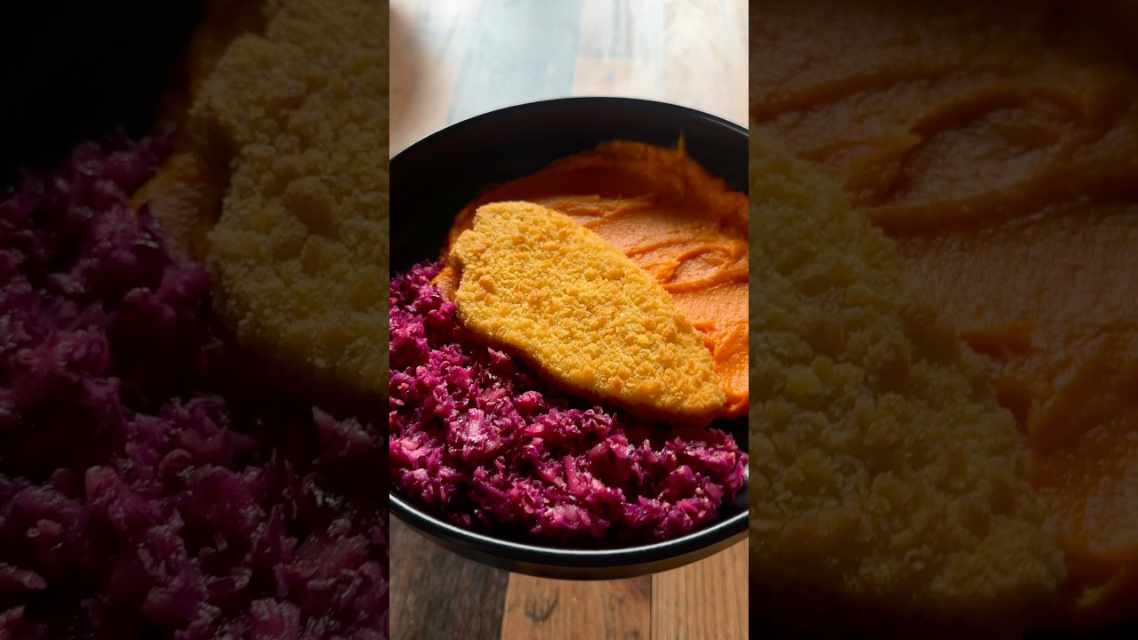 Herbstlicher Genuss 🍁🥰 veganes Schnitzel mit Apfel-Rotkohlsalat und K&uuml;rbisp&uuml;ree #vegan #foodie