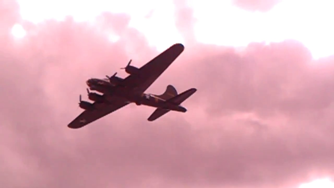 B17 Sally B flies low overhead at Biggin Hill Airshow, 20.8.17