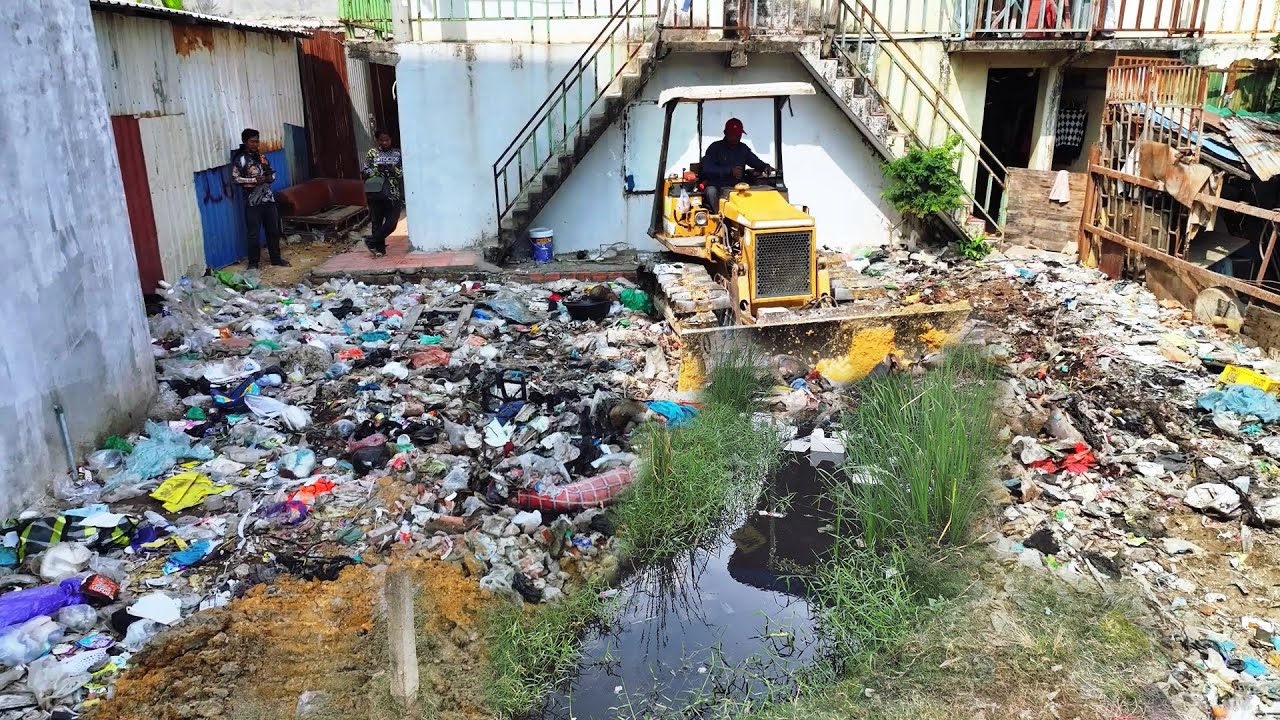 Good work A project! delete filling flooded, Bulldozer D20 Komatsu Pushing clear Garbage
