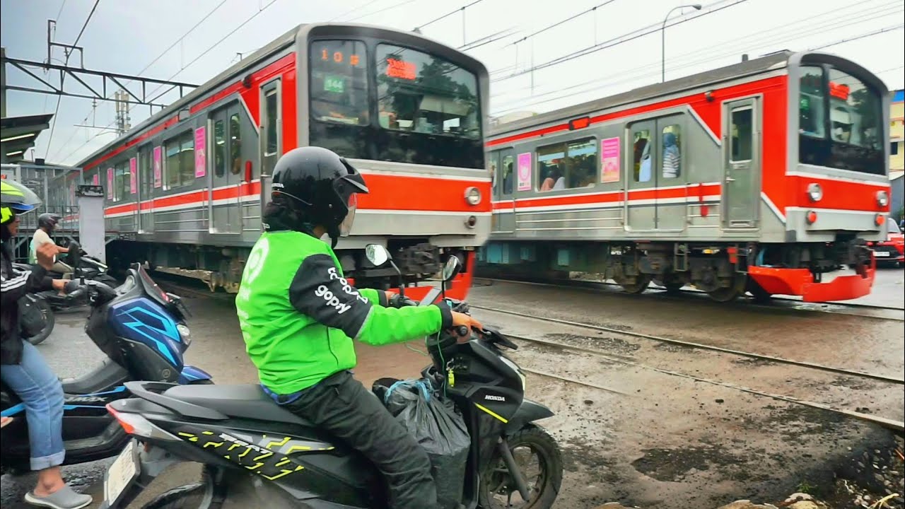 🔴 Perlintasan jalur sibuk satu pintu terpajang distasiun Kebayoran lama