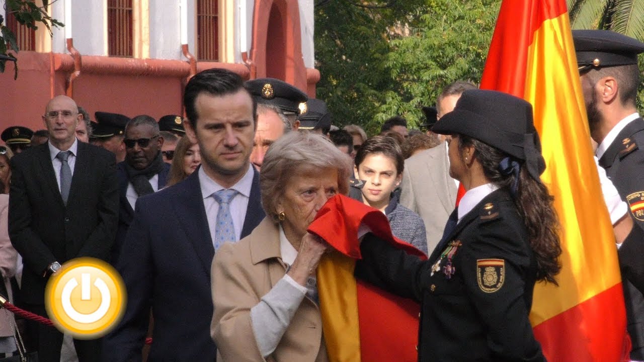 La Jefatura Superior de la Policía Nacional celebró ayer un izado y beso a la bandera