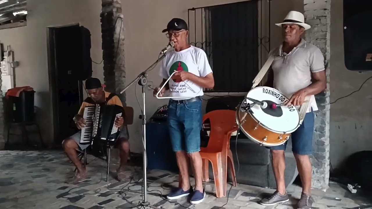 Zé piranha cantando sua composição juntamente com seu parceiro Assis da sanfona e Mauro do zabumba.