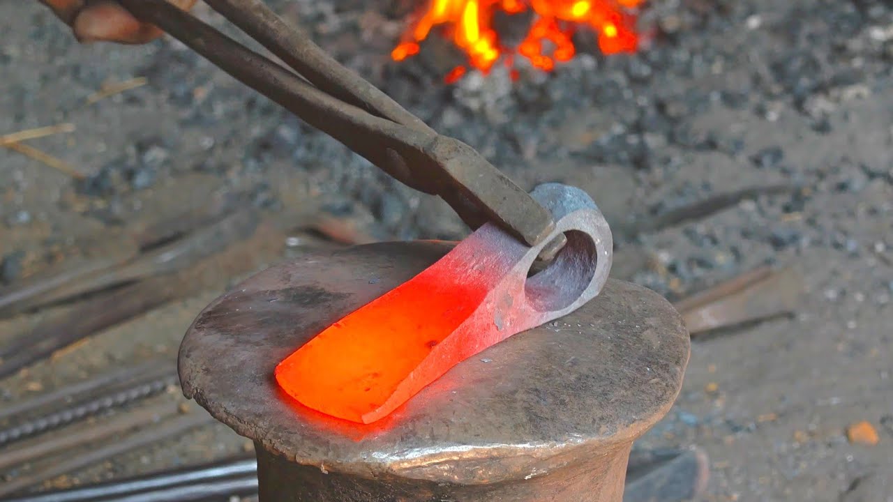 Amazing Process of Making Axe from an Rusty Old Metal 