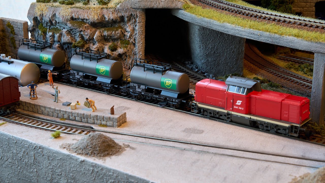ÖBB class 2048 med tankvagnar
