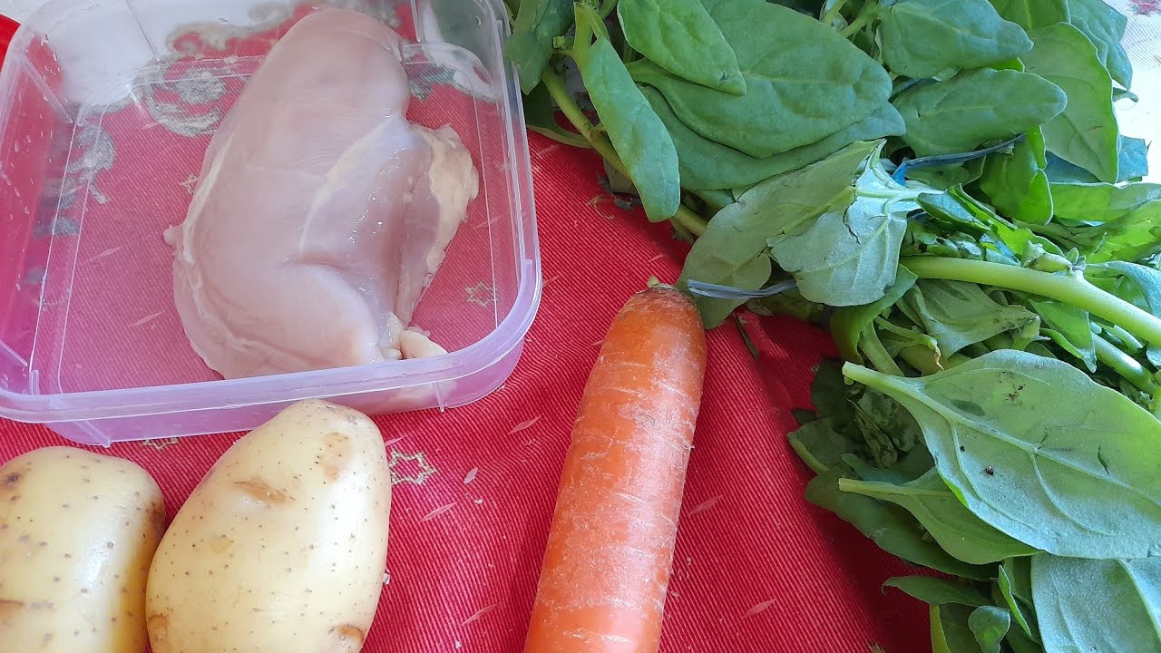 Introdução alimentar para bebê de 7 meses. Papinha espinafre, batata, cenoura 🥕 e frango.