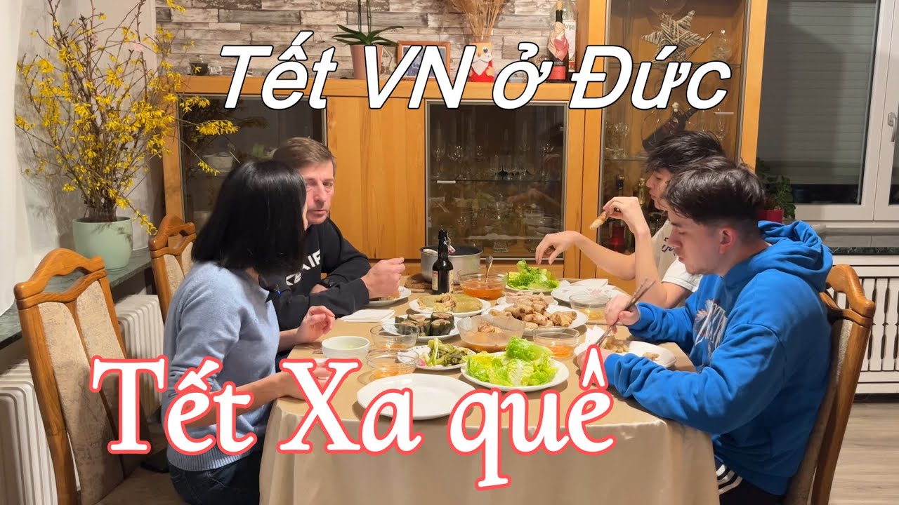 Mâm cơm ngày Tết, hai anh em cuốn chả giò. Bánh chưng ăn với dưa cải muối | Cuộc sống ở Đức