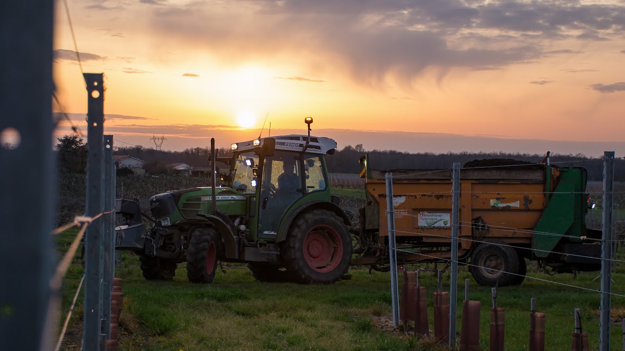 Épandage de compost dans la vigne - Atlantique Synergie