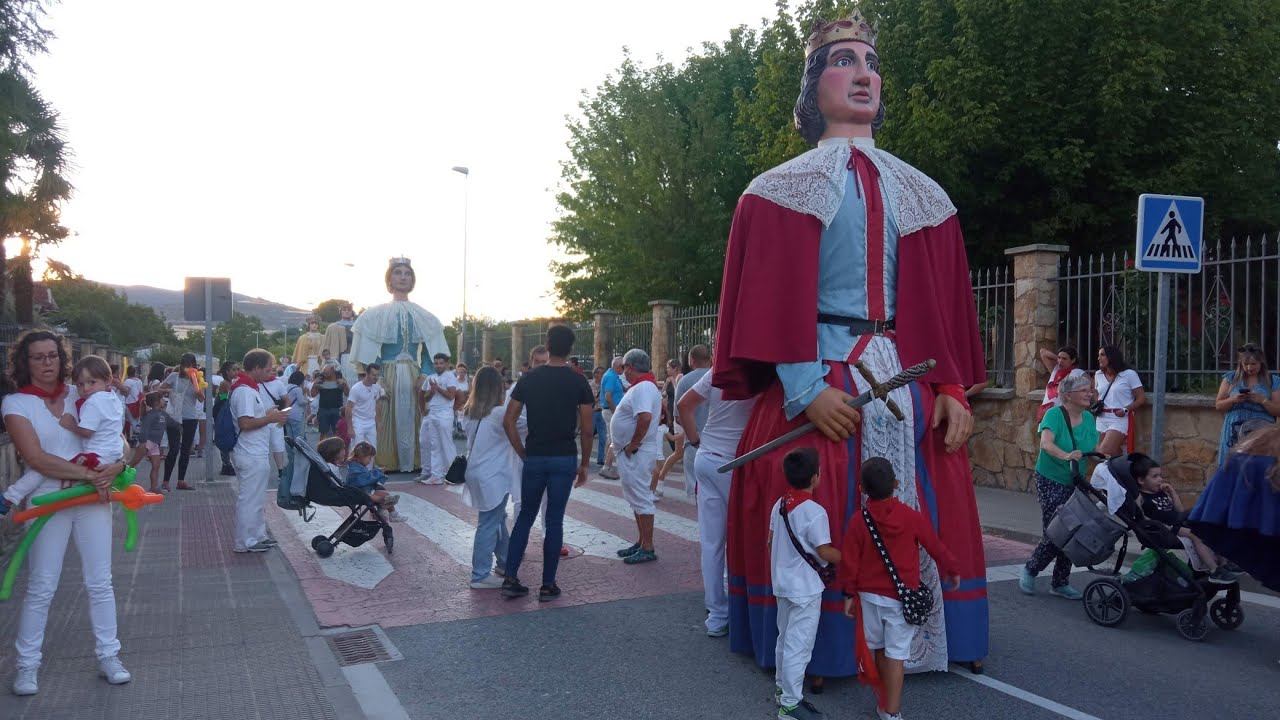 Gigantes de Puente la Reina. Kalejira en fiestas. Gareseko erraldoiak jaietan dantzatzen.