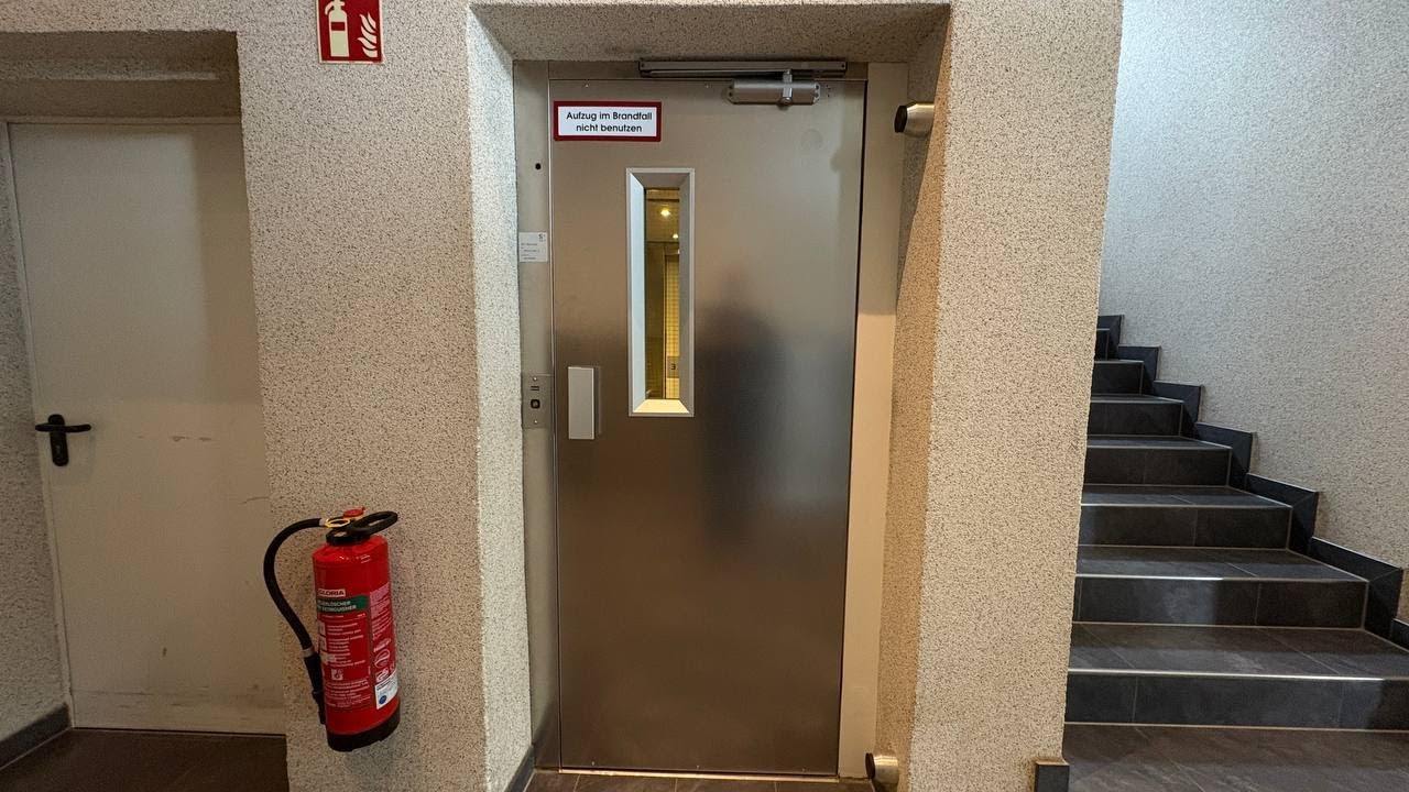 1955 Hävemeier & Sander (mod. KONE 1992) traction Elevator in Göttingen