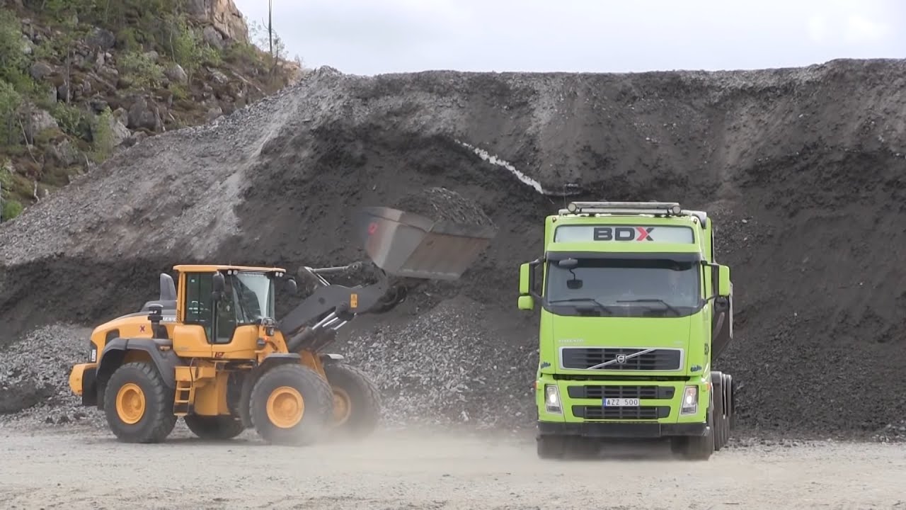 Volvo L110H loading Volvo FH trucks in a quarry