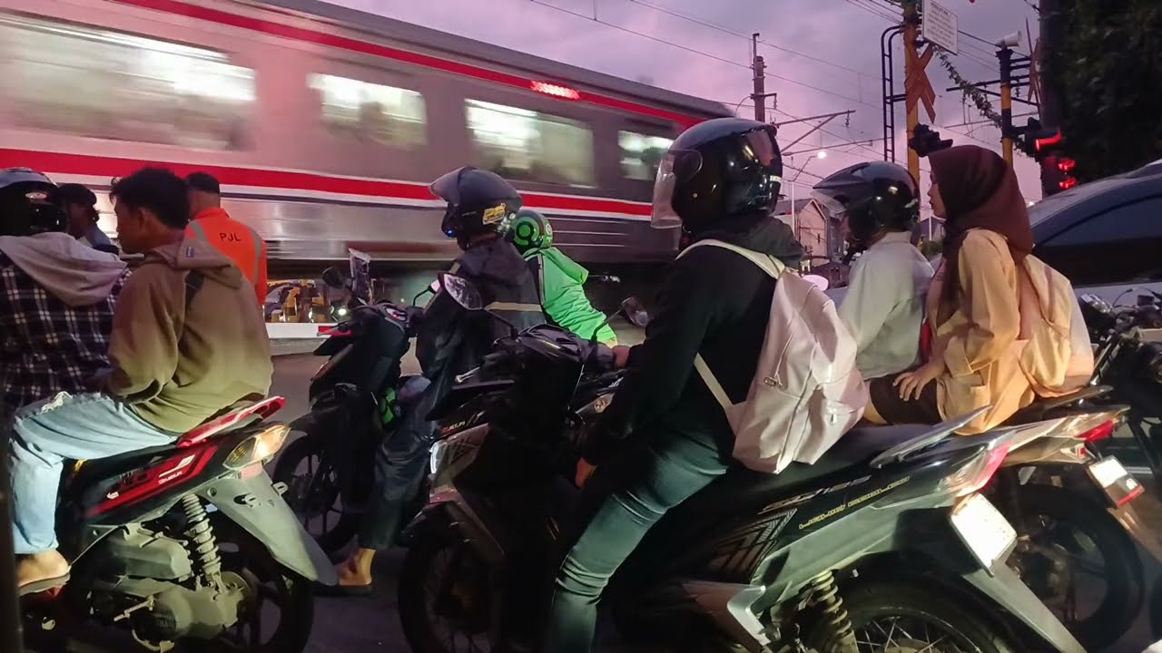 Suasana Maghrib (07/Jan/26) KRL Commuter Line Simpang Volvo Pejaten Timur Pasar Minggu Jakarta #krl