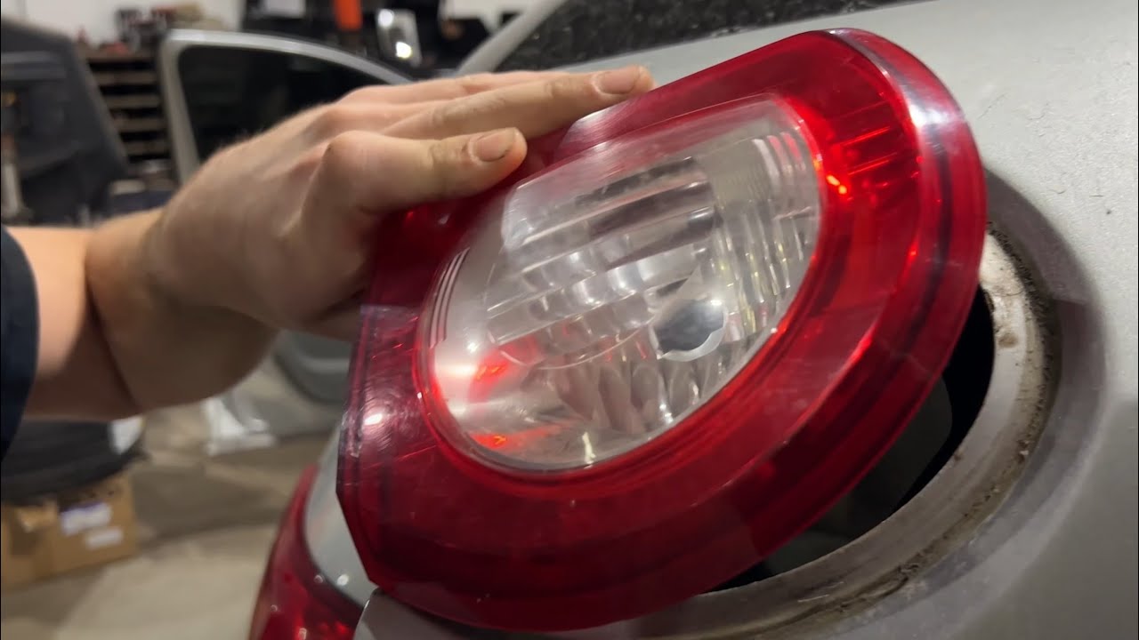 Снять и заменить блок фонаря заднего хода и лампу на Chevrolet Traverse 2009-2012