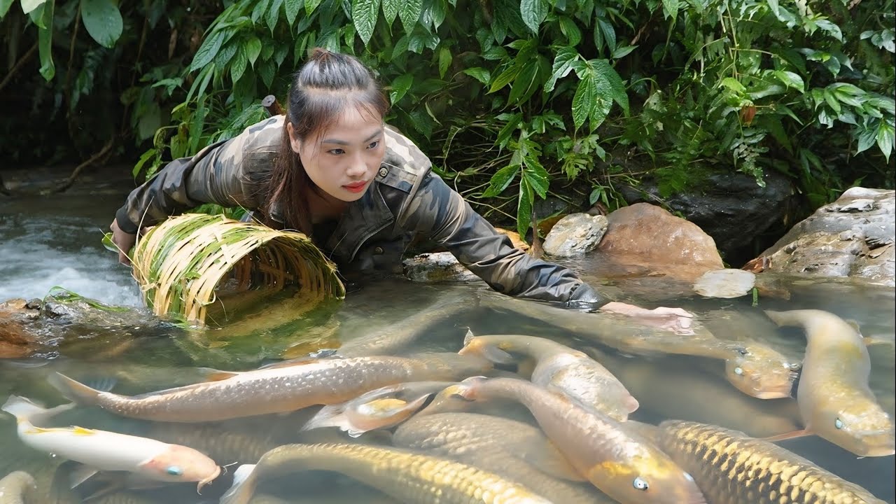 Catching Stream Fish in the Deep Forest | Building a Shelter for Guinea Fowl | Wild Survival