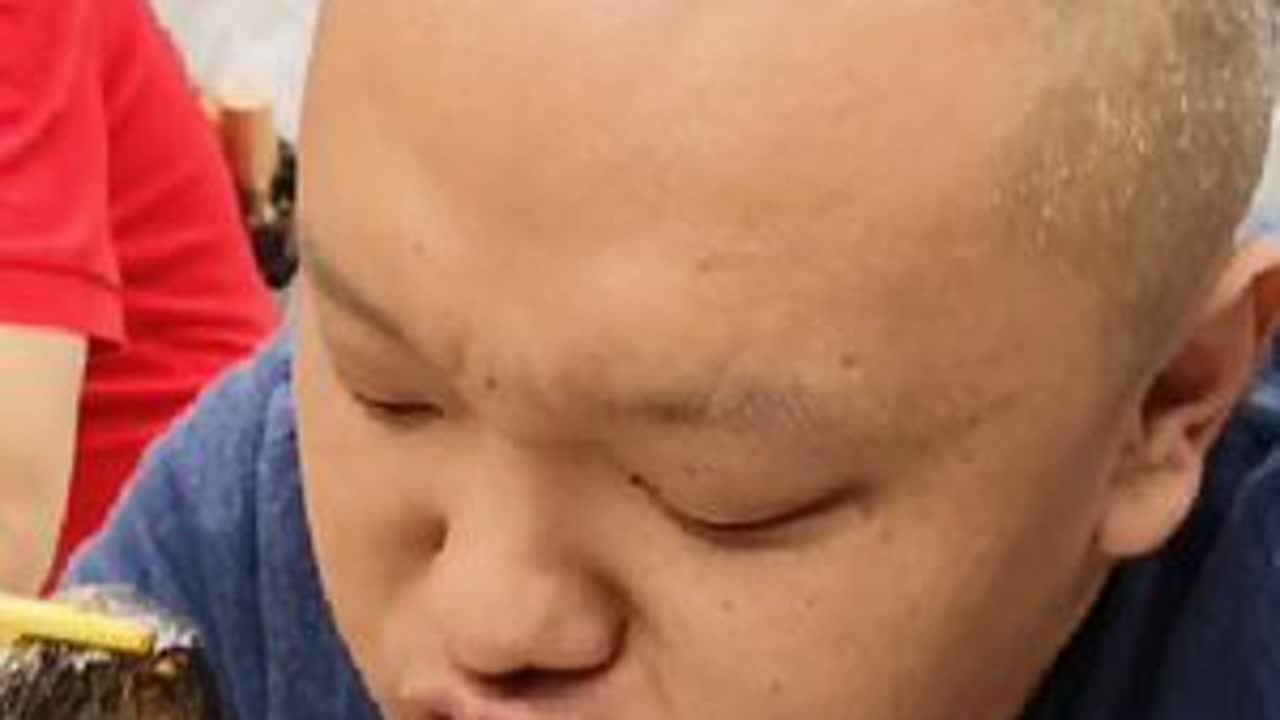 重庆朝天门排名第一的盒饭，中午饭点大排长龙，味道怎么样？ 