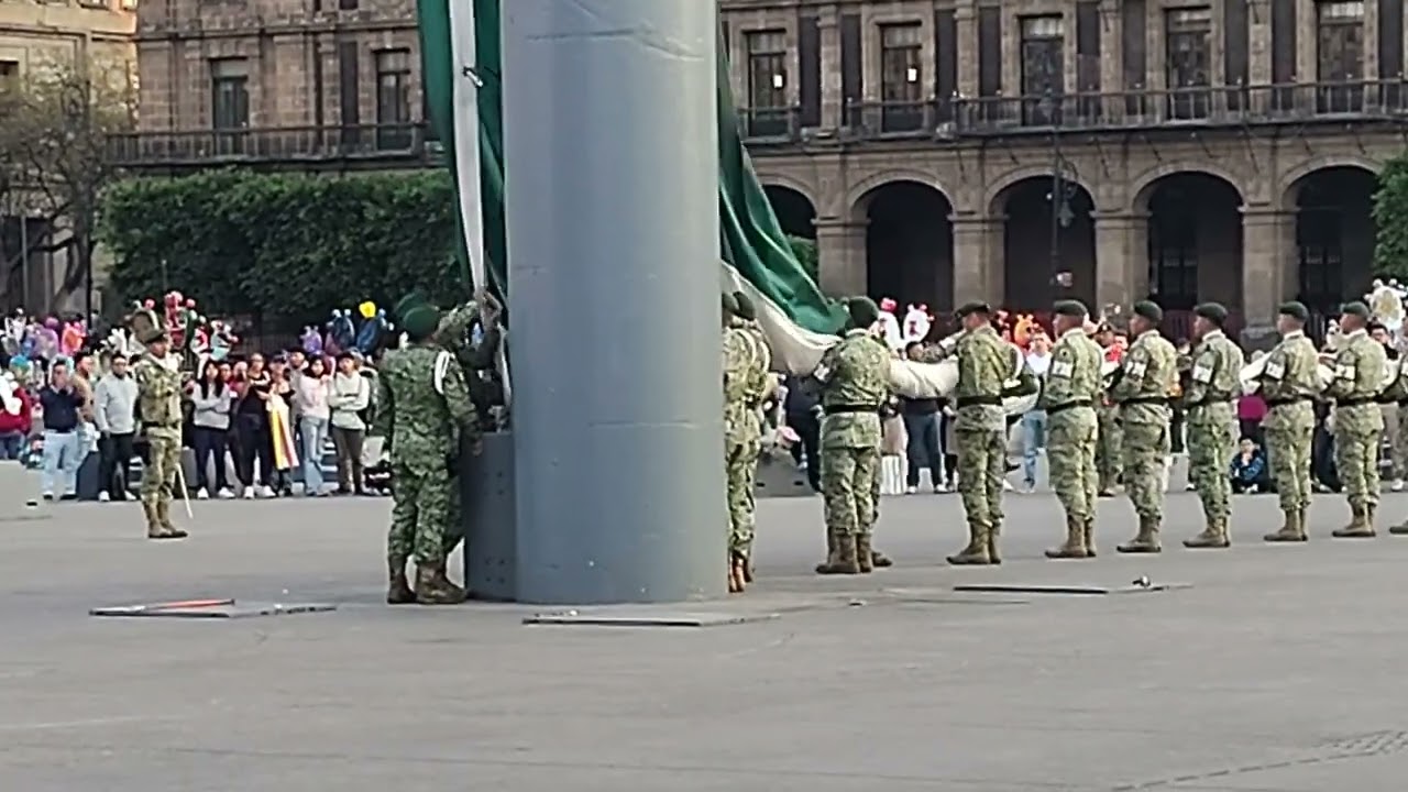 Arriamiento (bajada) de bandera. Zócalo de la Ciudad de México (11/enero/2026, 5:51 PM)