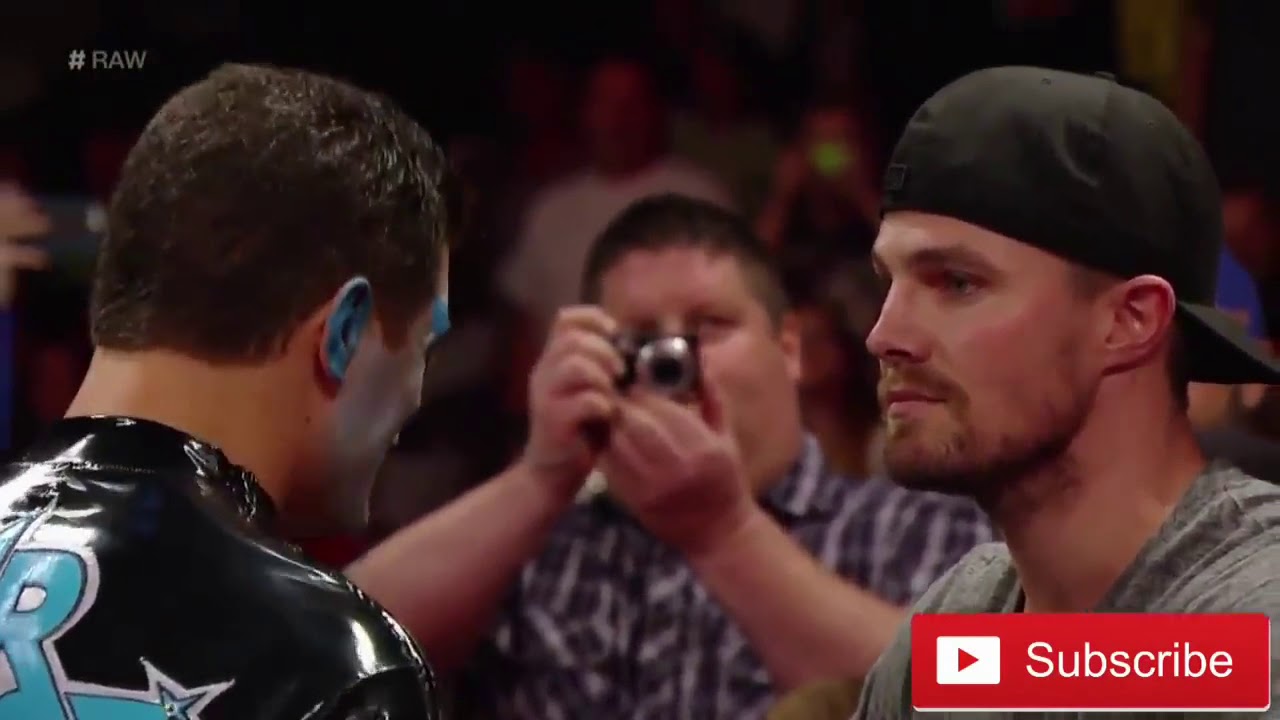 Veja! O ator Stephen Amell de 'Arrow' e o lutador Stardust se enfrentaram no WWE