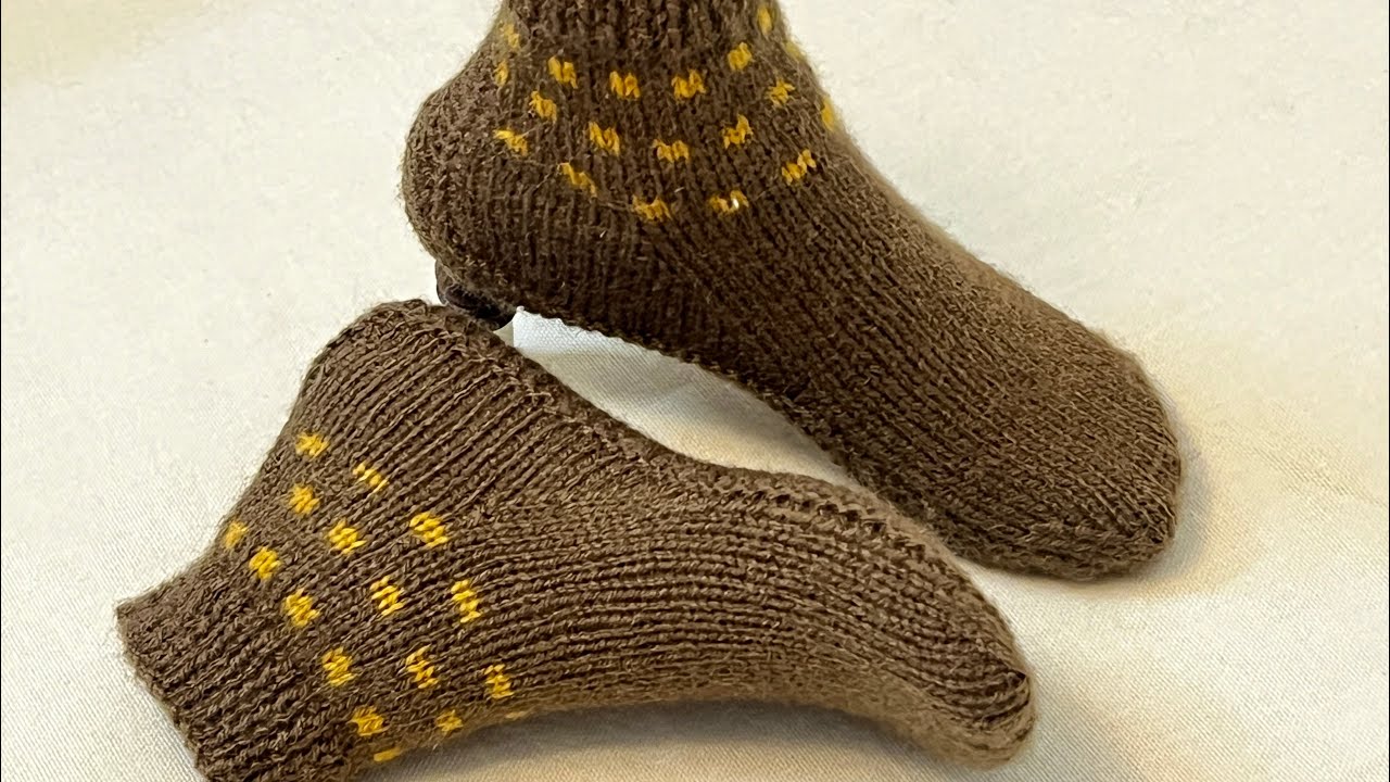 Easy knit booties for beginners // how to cast on knitting // woolen socks design